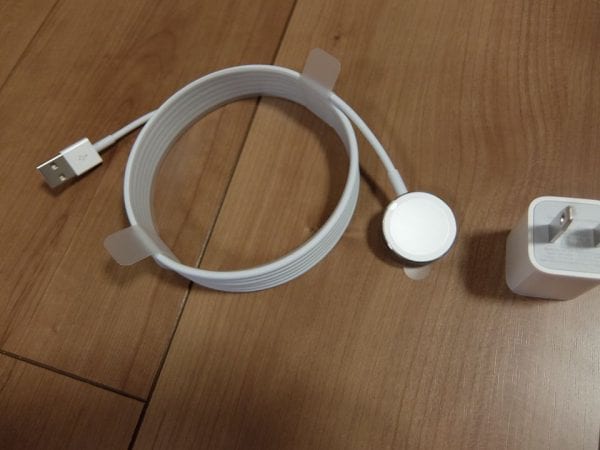 独自のマグネット式充電ケーブル