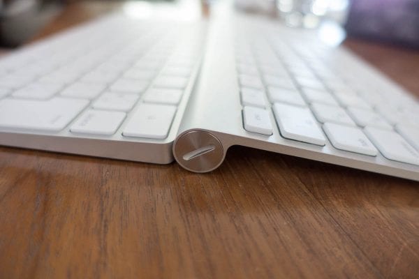 「Apple Wireless Keyboard」と厚さを比較