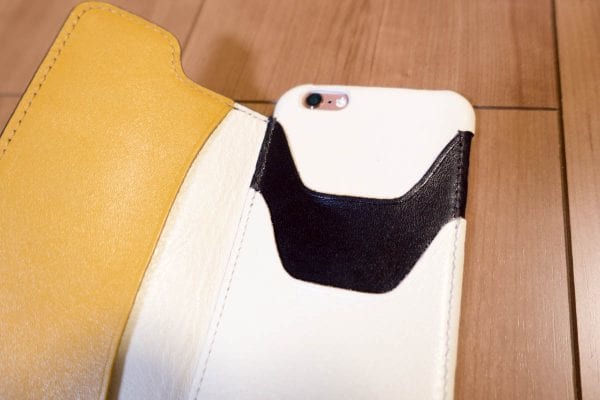 カードなどの収納ポケットは本体裏側にある