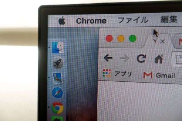 ベゼルは極めて薄い