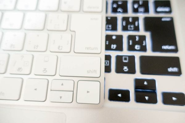 右がMacBook Pro、左がMagic Keyboard。Magic Keyboardはカーソルキーが独立していない