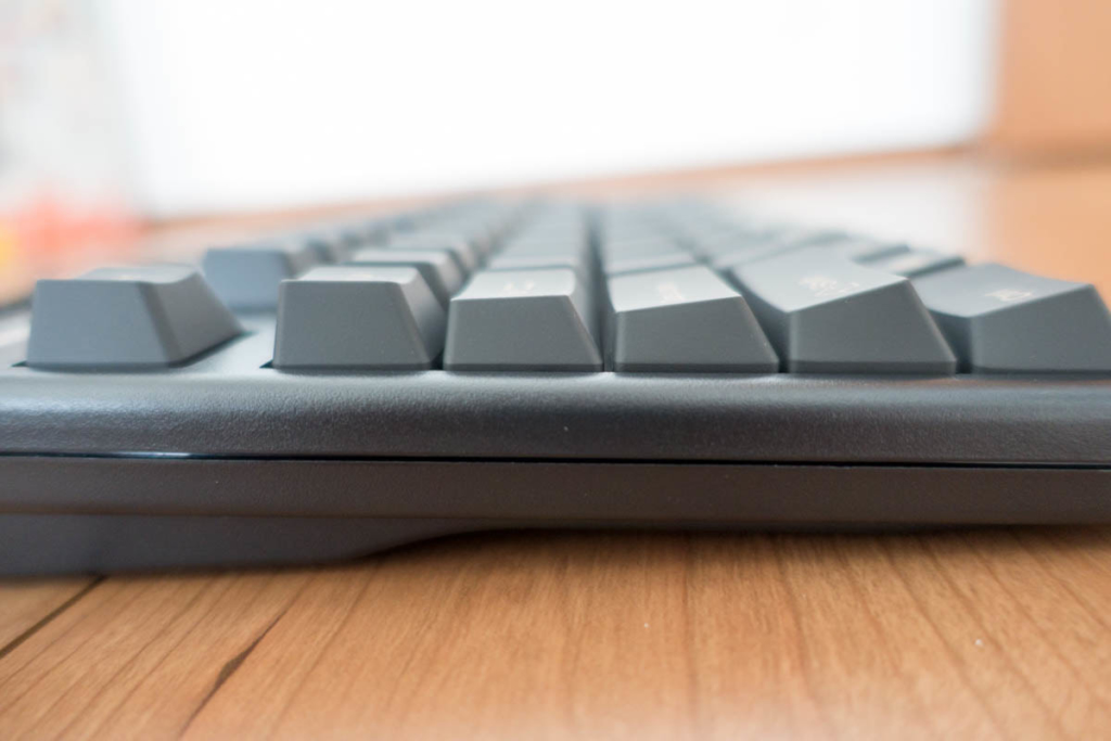 横から見るとまっすぐじゃないキーボード