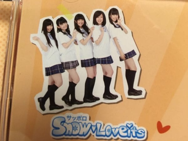 センターに小玉梨々華さん