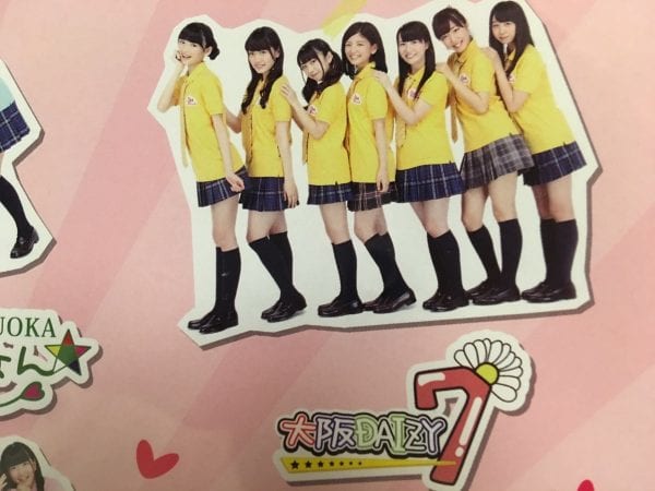 センターに坂元葉月さん、右端に松田美里さん