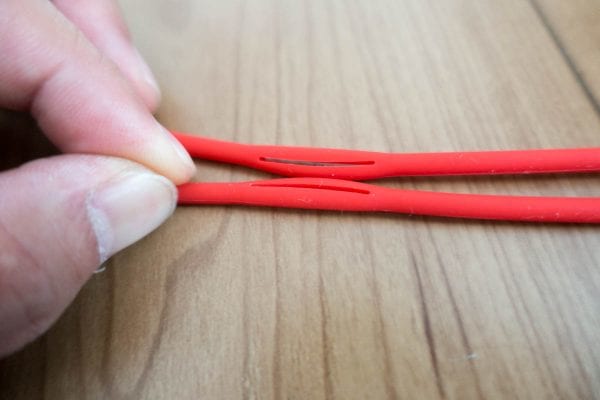 イヤフォンの脱落を防ぐイヤフォンループ機構