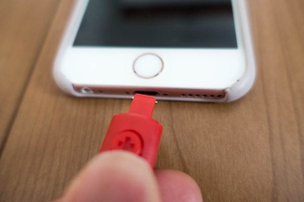 取付はLightning端子にはめ込むだけ