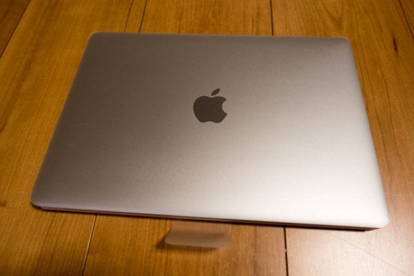 こちらがMacBook(Early 2016)の本体