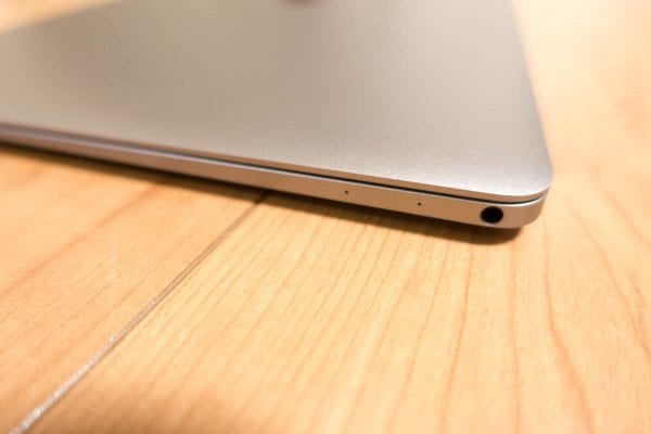 右側面から。イヤフォンジャックとマイクしかない