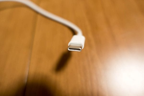 USB-Type Cコネクタ。表裏一体であることがわかる