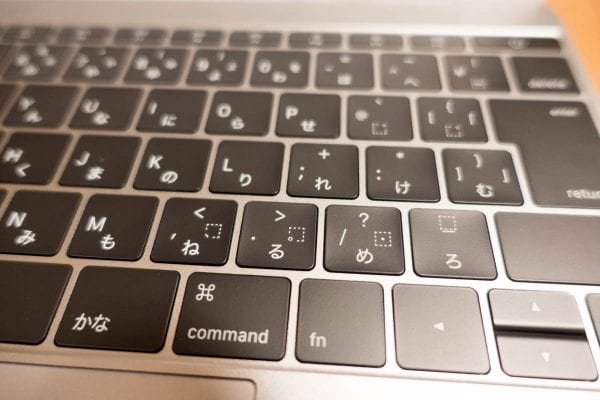 これに慣れるかどうかが1つの鍵となるバタフライ構造キーボード