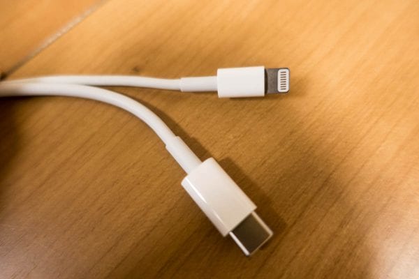 比較その2。ケーブルも端子もLightningと比較するとかなり大きい
