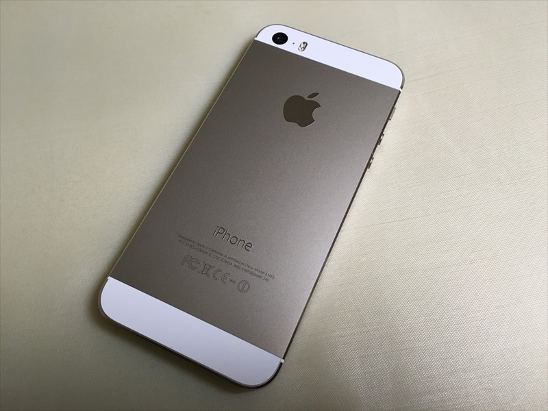 シン・フィット装着前のiPhone 5s(裏)