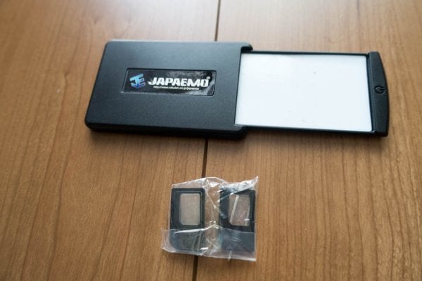 中身はSIMケース本体と、SIMアダプタ