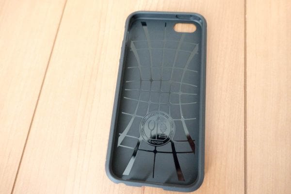 Spigenオリジナルクモの巣状の衝撃吸収パターン加工