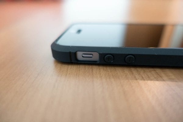 本体左側より。ミュートスイッチはむき出し