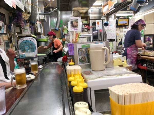 店内の様子。18席ある