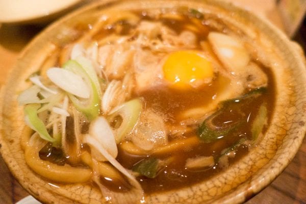 蓋を開けると味噌煮込みうどんとのご対面1