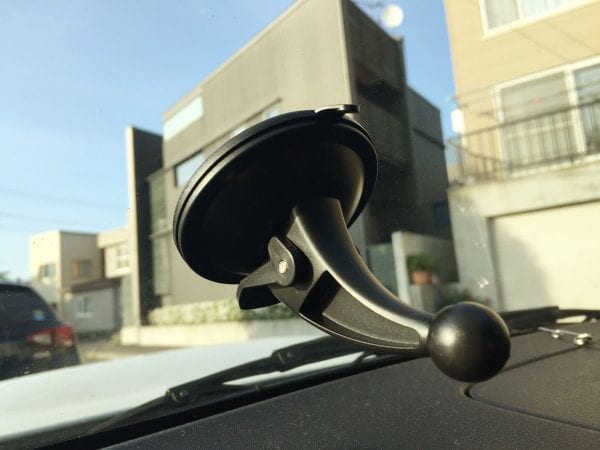 ダッシュボードマウント。ダッシュボードと名前に含まれていますが、フロントガラスにも取り付け可。