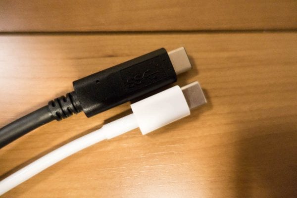 上がエレコム製、下がApple純正。明らかに大きい