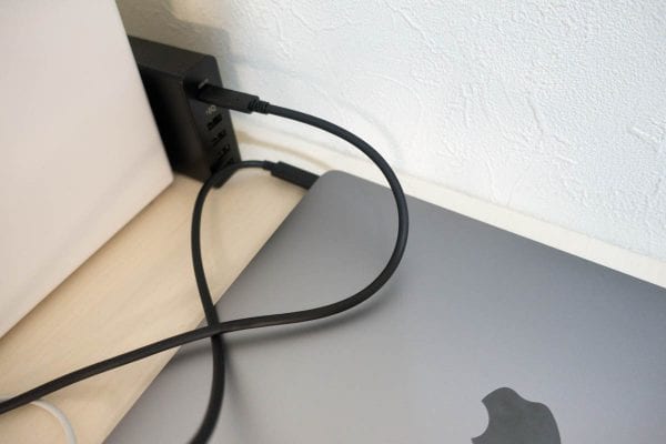 充電器とケーブルと12インチMacBookがブラック系で統一されいい感じ