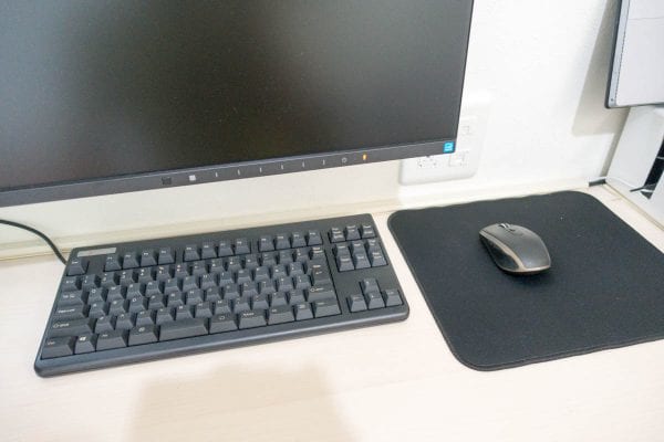デスクではこんな感じで使用