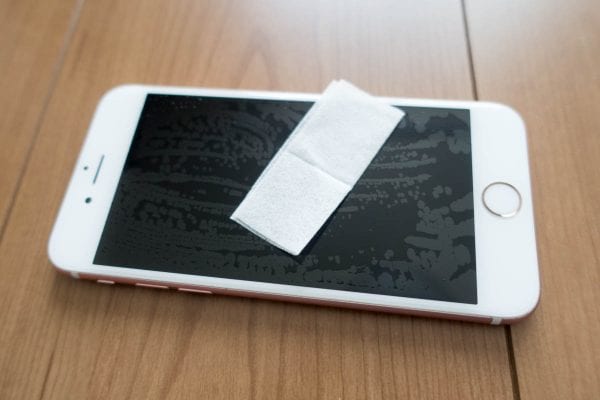 ウェットシートで皮脂汚れなどを落とす