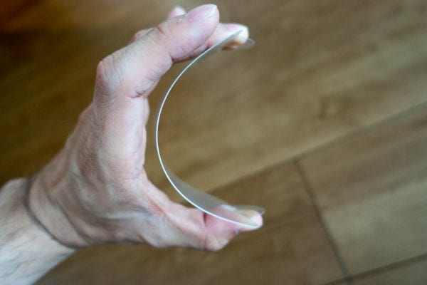 「GLAS.tR S」はこれくらい曲げても割れない