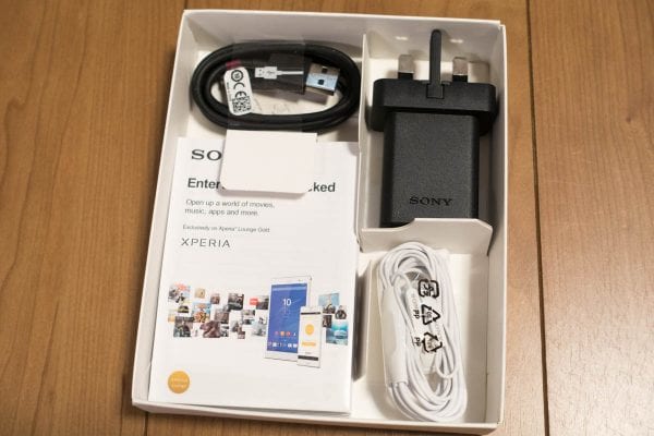 付属品は、イヤフォン、ACアダプタ、microUSBケーブル