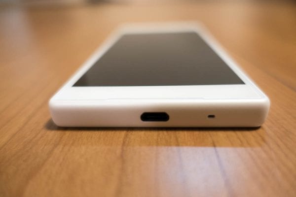 Xperia Z4以降本体下部に移動したmicroUSB端子(キャップレス防水