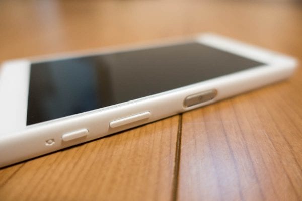本体右側面にはスリープボタン、ボリュームコントロール、カメラシャッター