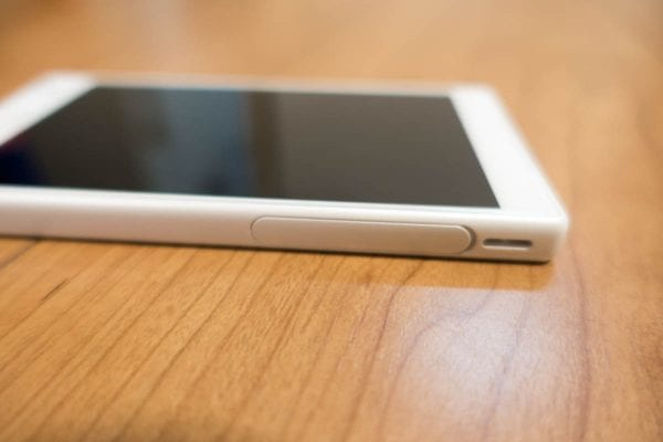 左側面はストラップホールとカード格納部