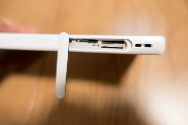 Xperia Z5 Compactは一部がキャップによる防水となっている