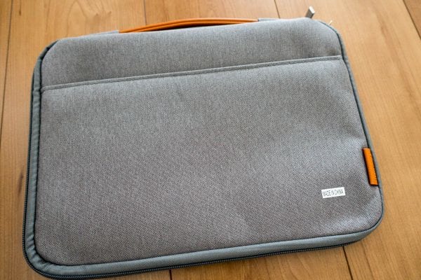 これがケース本体。撥水加工も施されている