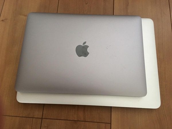 13インチMacBook Proと重ねてみると、かなり小さいことが分かる