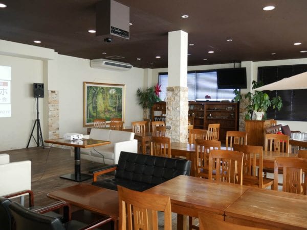 会場はステージを囲む形で座席を配置