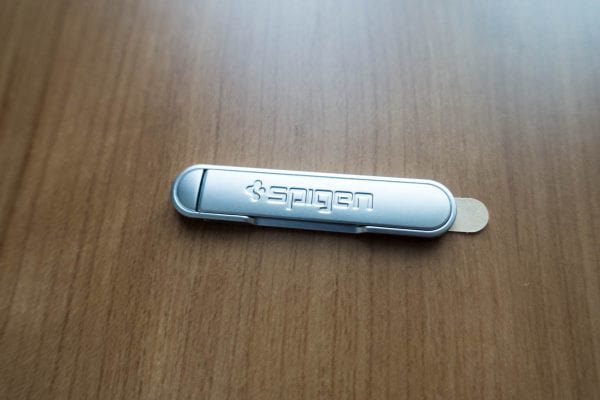 保護フィルムを剥がしたスタンド。とてもシンプル