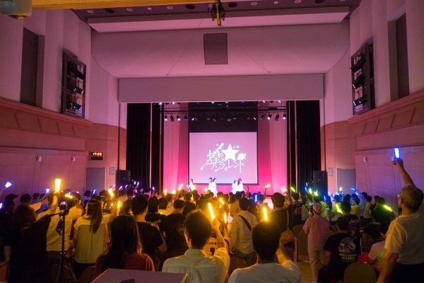 ライブ終盤は会場が総立ち!