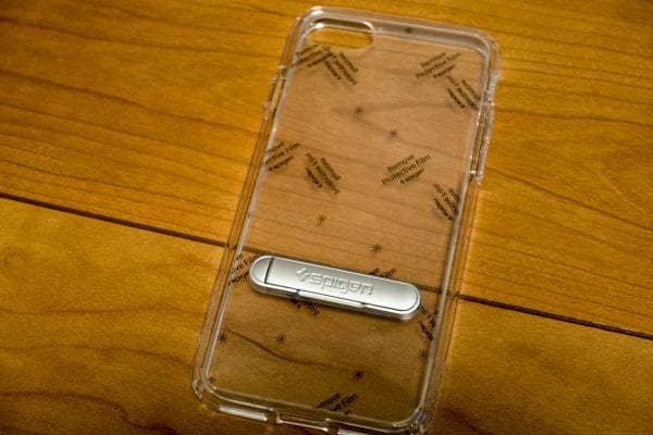 ウルトラハイブリッドはクリアーケースだが「キックスタンド」が印象的
