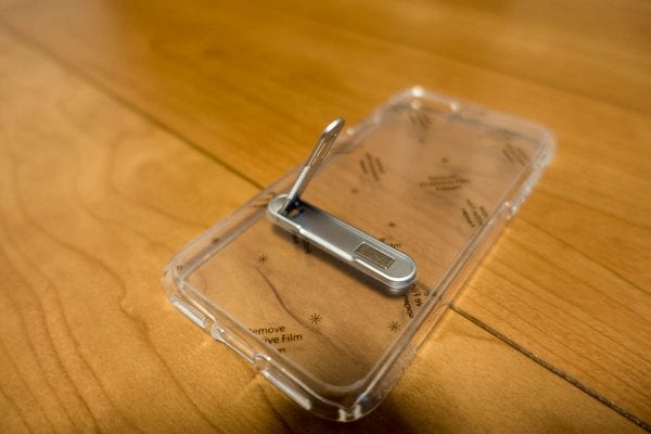 金属製で汎用性は薄いが、内蔵なので使いやすい