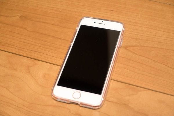 正面から見るとクリアケースなので付けた雰囲気を感じない