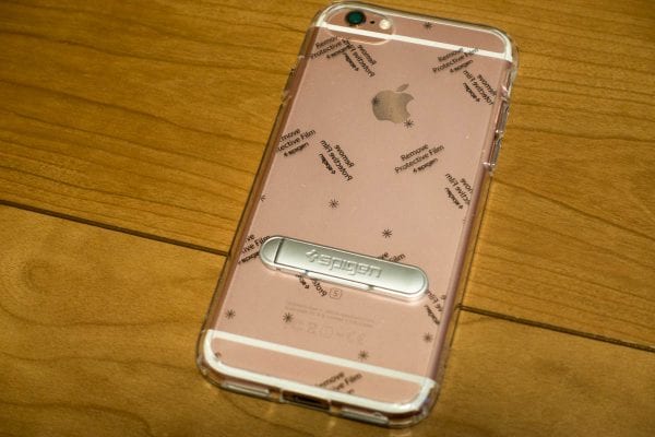iPhone 6sに装着(保護フィルムは剥がしていない)