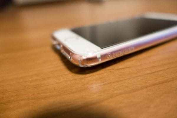 キックスタンドがあるため、少し隆起してしまう