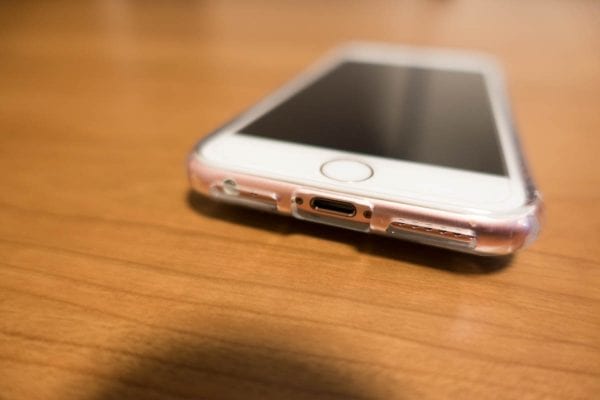ポート類はキッチリ保護される(iPhone 7用なのでイヤフォンジャック穴がない)