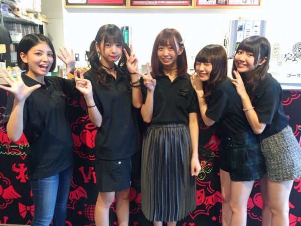 10/10最終日にメンバー全員が店員をした際の写真(出典:メンバーTwitter)