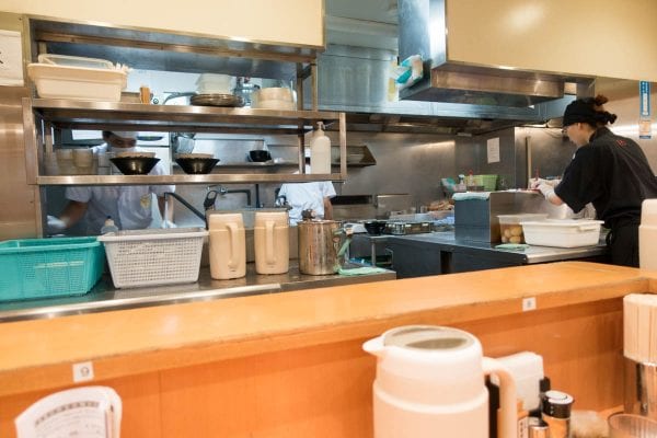 朝でも店内はお客さんで一杯