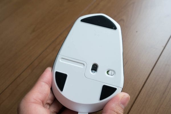 裏側には電源。 センサーはレーザー式