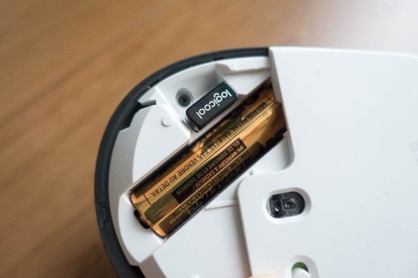 単3乾電池1本が内蔵。 USBレシーバーも内蔵されている