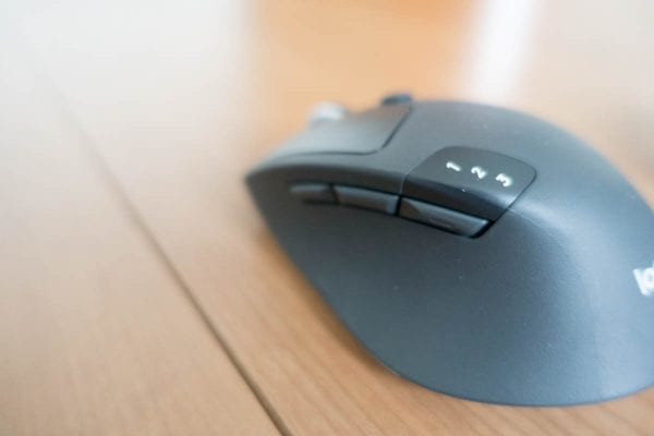 「MX Anywhere2」は包み込むように持つが、「M720」は添える形