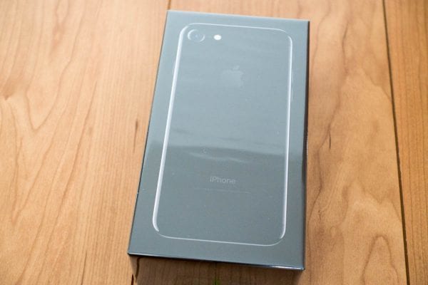 iPhone 7ジェットブラックの化粧箱(フィルム付き)