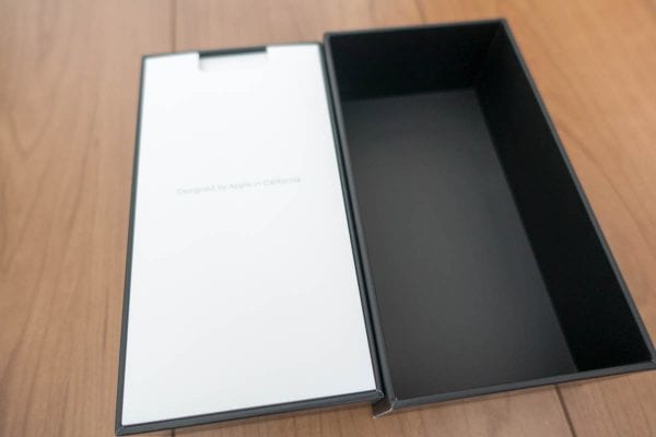 蓋を開けると「Designed by Apple in California」が登場